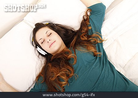 
                Junge Frau, Ausruhen, Musik Hören                   
