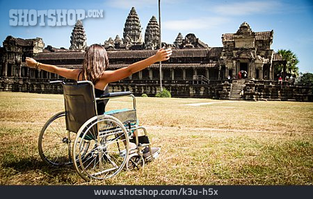 
                Behindertengerecht, Rollstuhlfahrerin, Angkor Wat                   