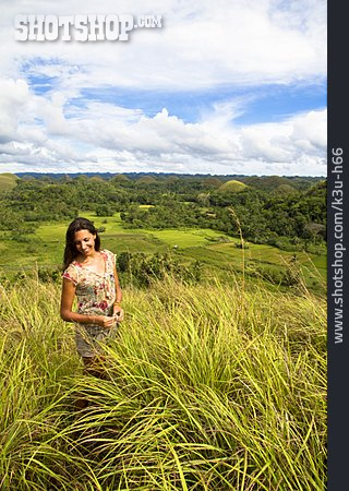 
                Junge Frau, Ausflug, Philippinen, Chocolate Hills                   