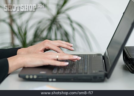 
                Tippen, Hand, Laptop                   