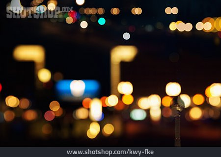 
                Nachtleben, Stadtleben, Berlin, Straßenbeleuchtung                   