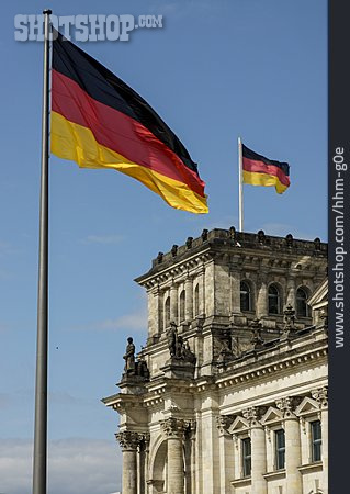 
                Reichstag, Bundestag, Deutschlandflagge                   