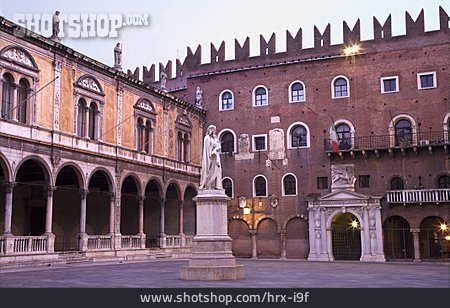 
                Verona, Piazza Dei Signori                   