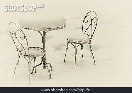 
                Stuhl, Tisch, Schnee                   