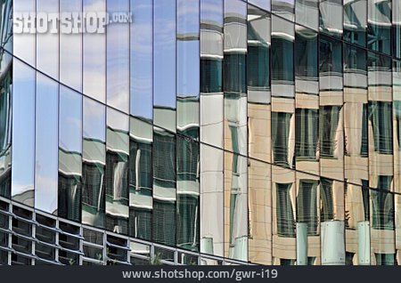 
                Spiegelung, Fassade, Frankfurter Welle                   