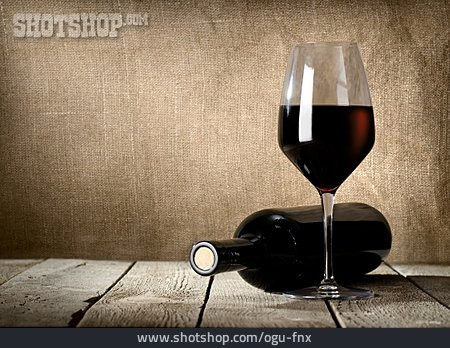 
                Weinglas, Weinflasche                   