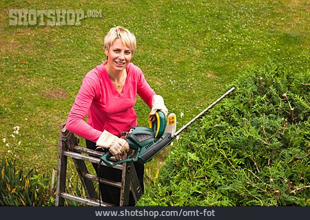 
                Frau, Gartenarbeit, Heckenschere                   