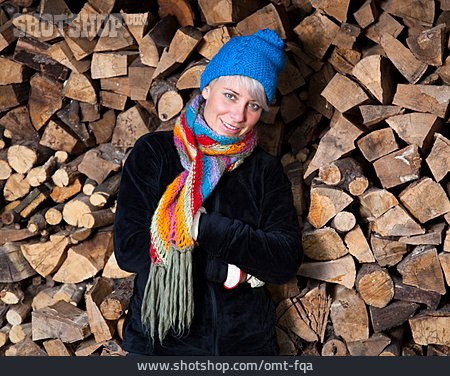 
                Frau, Holz, Brennholz                   