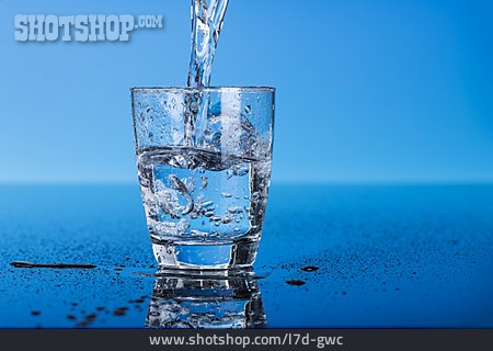 
                Mineralwasser, Wasserglas, Einschenken                   