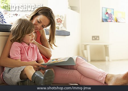 
                Mutter, Häusliches Leben, Familienleben, Vorlesen                   