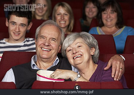 
                Seniorin, Senior, Freizeit & Entertainment, Kino, Ehepaar, Popcorn                   