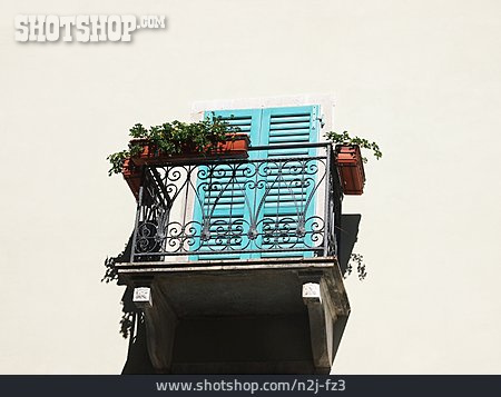 
                Balkon, Hauswand, Fensterladen                   