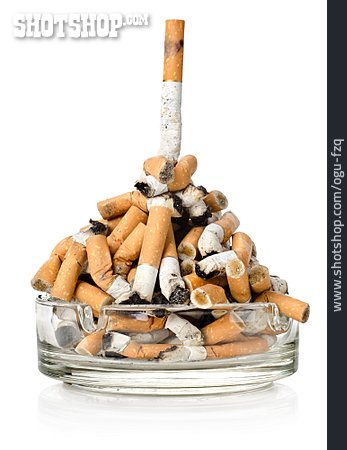 
                Rauchen, Aschenbecher, Zigarettenstummel                   