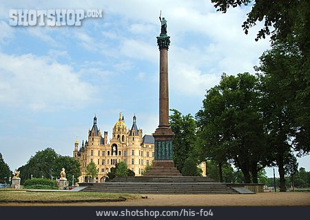 
                Parkanlage, Obelisk, Schweriner Schloss                   