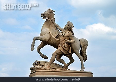 
                Mann, Pferd, Statue                   