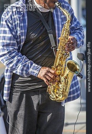 
                Musizieren, Saxophon, Straßenmusiker                   