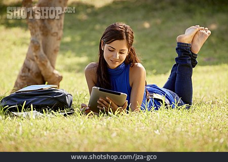 
                Junge Frau, Lesen, Studieren, Studentin, Tablet-pc                   
