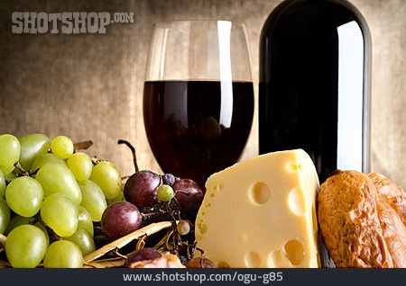 
                Weinflasche, Rotwein, Käseplatte, Käseteller                   