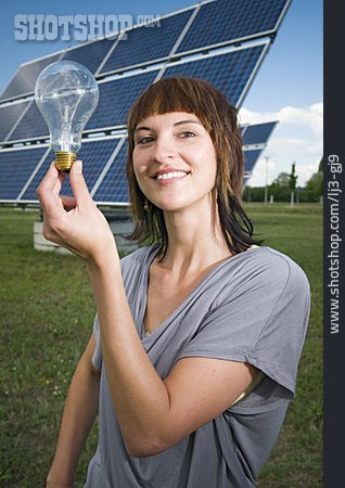 
                Junge Frau, ökostrom, Photovoltaik, Sonnenenergie                   