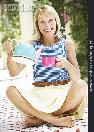 
                Frau, Kaffeepause, Teekanne, Sommerlich                   