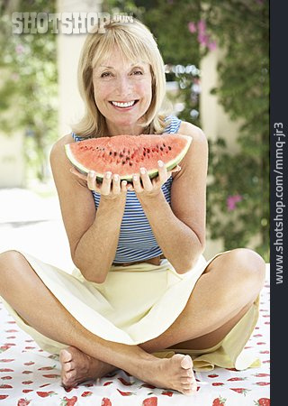
                Frau, Sommer, Wassermelone, Melonenstück                   