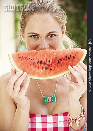 
                Frau, Wassermelone, Melonenstück                   