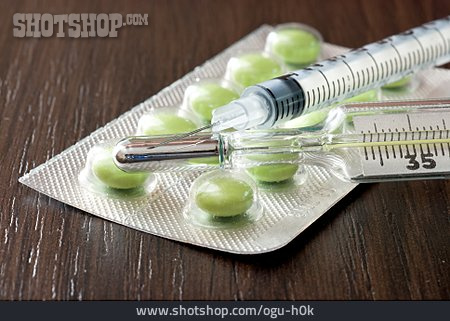 
                Tablette, Spritze, Fieberthermometer, Medikation                   
