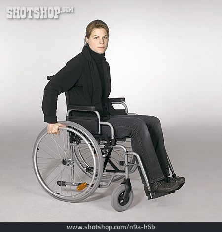 
                Rollstuhl, Rollstuhlfahrerin                   