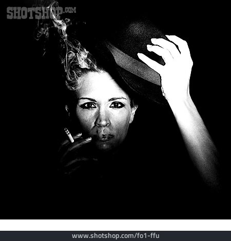 
                Frau, Elegant, Rauchen                   