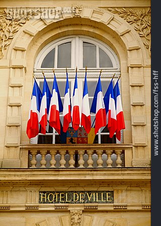 
                Frankreich, Nationalflagge, Paris, Hôtel De Ville                   