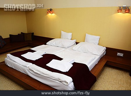 
                Bett, Doppelbett, Hotelzimmer, Hotelbett                   