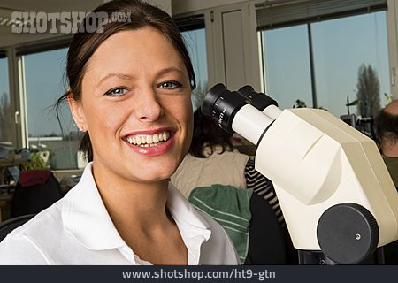 
                Junge Frau, Mikroskopieren, Mikroskop, Laborantin                   