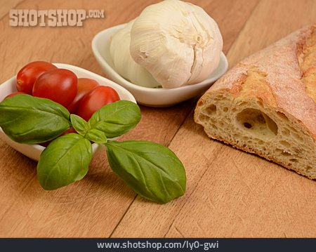 
                Knoblauch, Basilikum, Tomate, Ciabatta                   