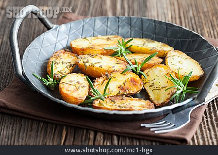 
                Bratkartoffeln, Kartoffelgericht, Rosmarinkartoffeln                   