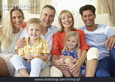 
                Familie, Generationen, Großeltern, Familienportrait                   
