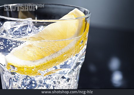 
                Mineralwasser, Wasserglas, Tonic Water                   