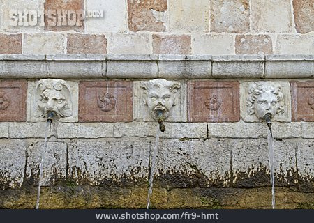 
                Wasserspeier, Fontana Delle 99 Cannelle                   
