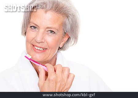 
                Seniorin, Zahnhygiene, Zähneputzen                   