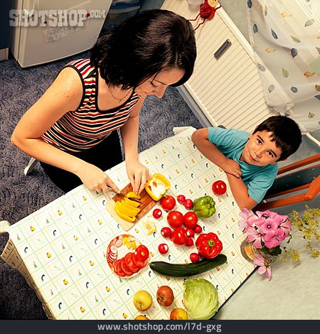 
                Junge, Mutter, Gemüse, Kochen, Zubereitung                   