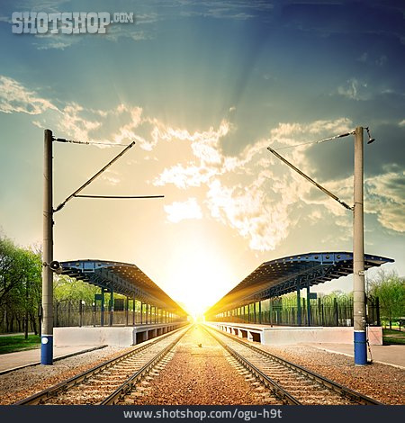 
                Sonnenlicht, Bahnhof                   