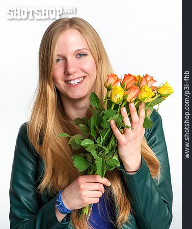 
                Junge Frau, Blumenstrauß, Blumengeschenk                   