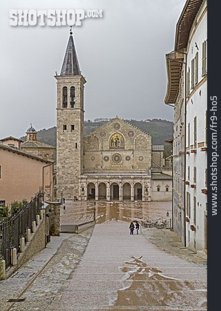 
                Kirche, Spoleto                   