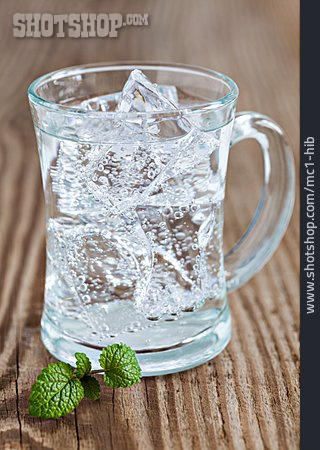 
                Erfrischung, Mineralwasser                   