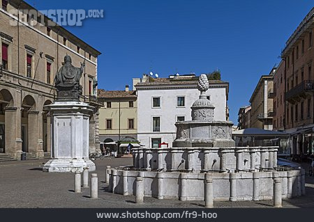 
                Rimini, Fontana Della Pigna                   