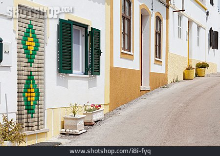 
                Häuserzeile, Portugal, Raposeira                   
