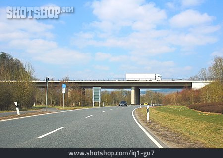 
                Straßenverkehr, Autobahnbrücke, Infrastruktur                   