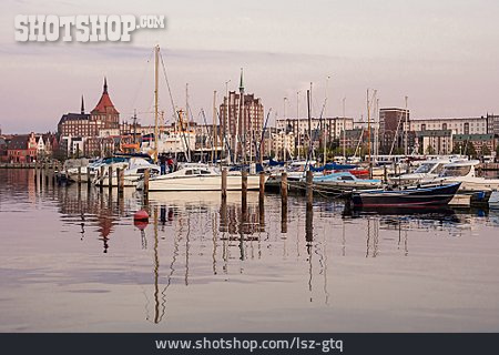 
                Segelboot, Rostock, Stadthafen                   