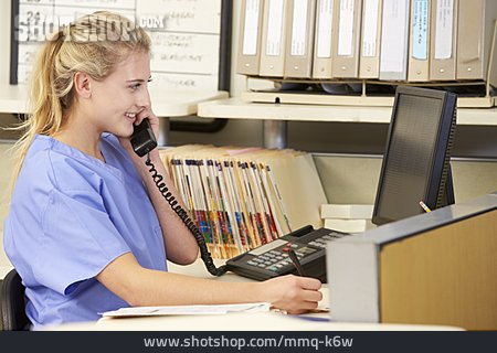 
                Gesundheitswesen & Medizin, Telefonieren, Krankenschwester                   