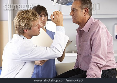 
                Arzt, Patient, Augenuntersuchung                   
