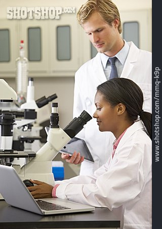
                Mikroskopieren, Labor, Laborantin                   